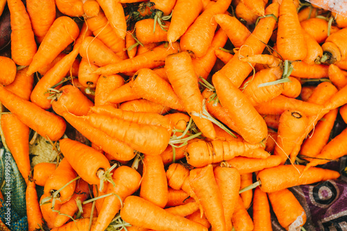Zanahoria amontonada en mercado de Perú