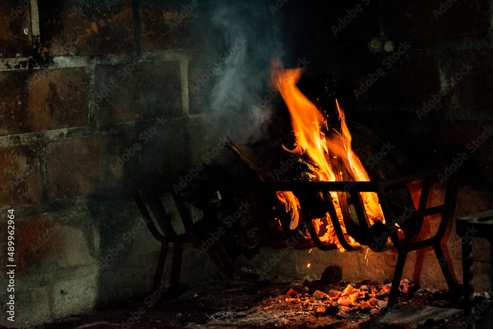 Obraz premium Llamas del fuego en una parrilla