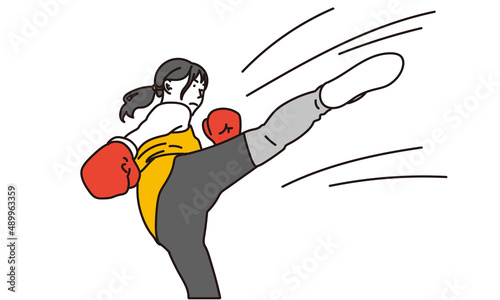 キックボクシングをするアジア人女性