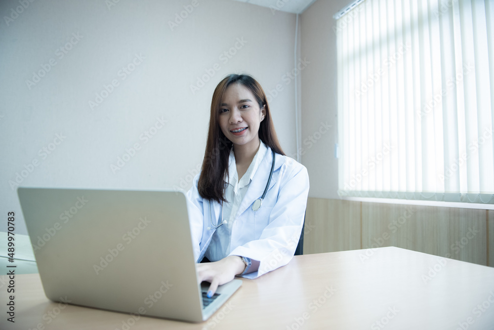 The doctor gives advice, assesses, and discusses with patients in the hospital. The doctor gives advice, assesses, and discusses with patients in the hospital.