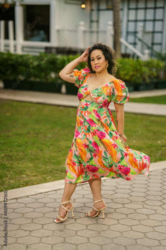 Her dresss is blowing in the wind Her dresss is blowing in the wind