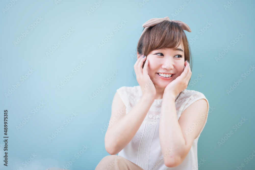 手で頬に触れる女性
手で頬に触れる女性