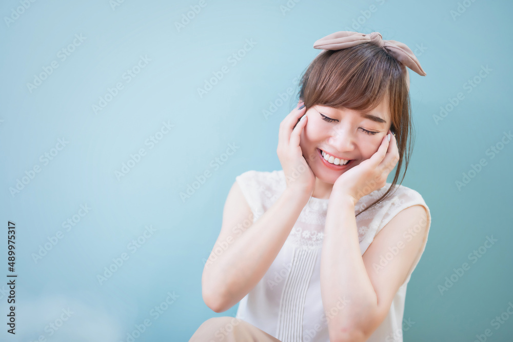 手で頬に触れる女性
手で頬に触れる女性