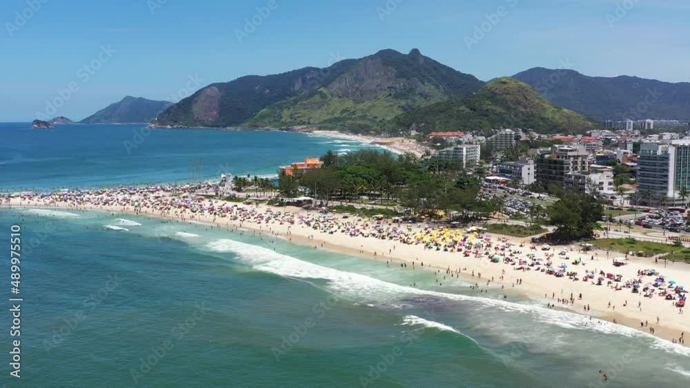 Sobrevôo com vista aérea da praia do Recreio, no Rio de Janeiro, durante o verão, em pleno carnaval, mostrando toda a beleza da região, praias, montanhas e rica vegetação. Sobrevôo com vista aérea da praia do Recreio, no Rio de Janeiro, durante o verão, em pleno carnaval, mostrando toda a beleza da região, praias, montanhas e rica vegetação.