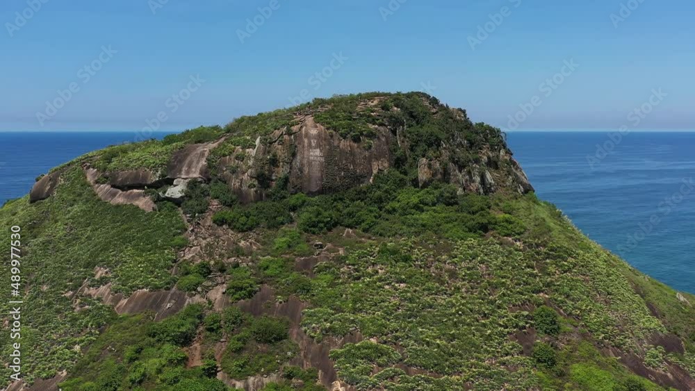 Sobrevôo com vista aérea da praia do Recreio, no Rio de Janeiro, durante o verão, em pleno carnaval, mostrando toda a beleza da região, praias, montanhas e rica vegetação. Sobrevôo com vista aérea da praia do Recreio, no Rio de Janeiro, durante o verão, em pleno carnaval, mostrando toda a beleza da região, praias, montanhas e rica vegetação.