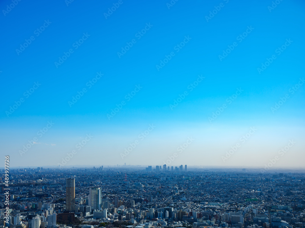 青空と都市風景