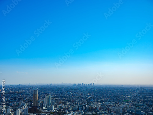 青空と都市風景 © maru54