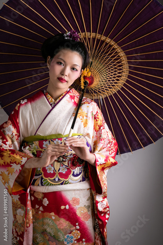 振袖を着て番傘を持つ女性 Japan