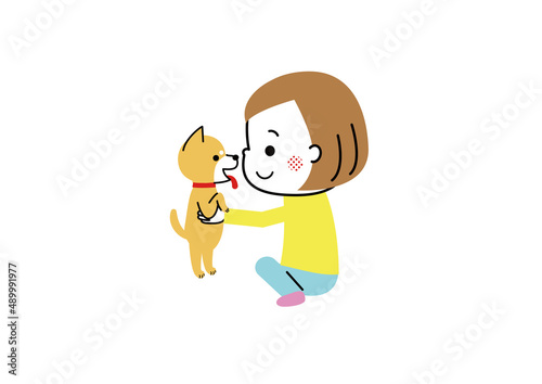 柴犬の子犬を抱え上げる女の子