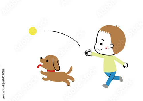 犬とボール投げをして遊ぶ男の子