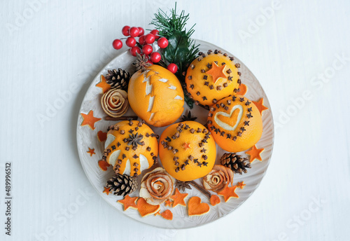 Homemade festival decorations. Festive Pomander Balls. Wholesome freshness and fragrance in the house.
