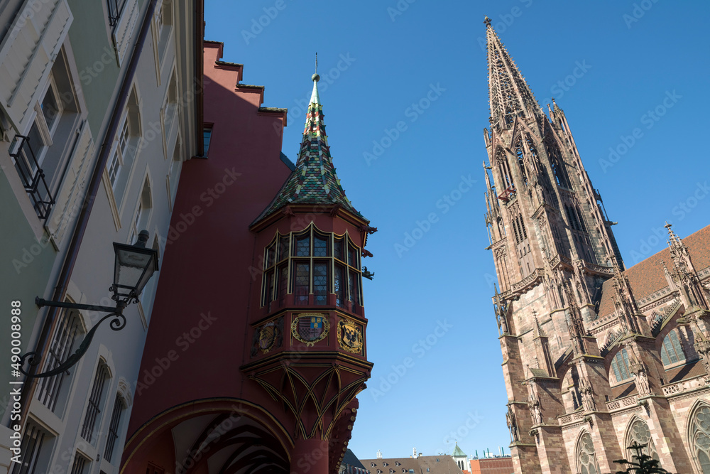 Fototapeta premium Freiburger Münster und Erker des Historischen Kaufhauses