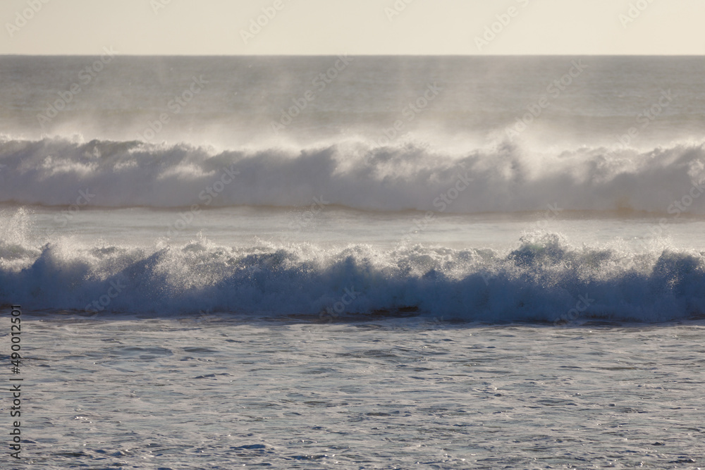 Obraz premium waves crashing on rocks