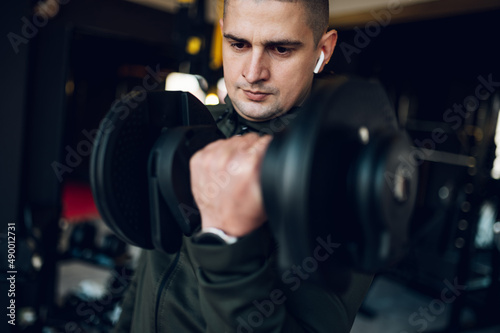 Man training in the gym and lifting dumbbells © Zamrznuti tonovi