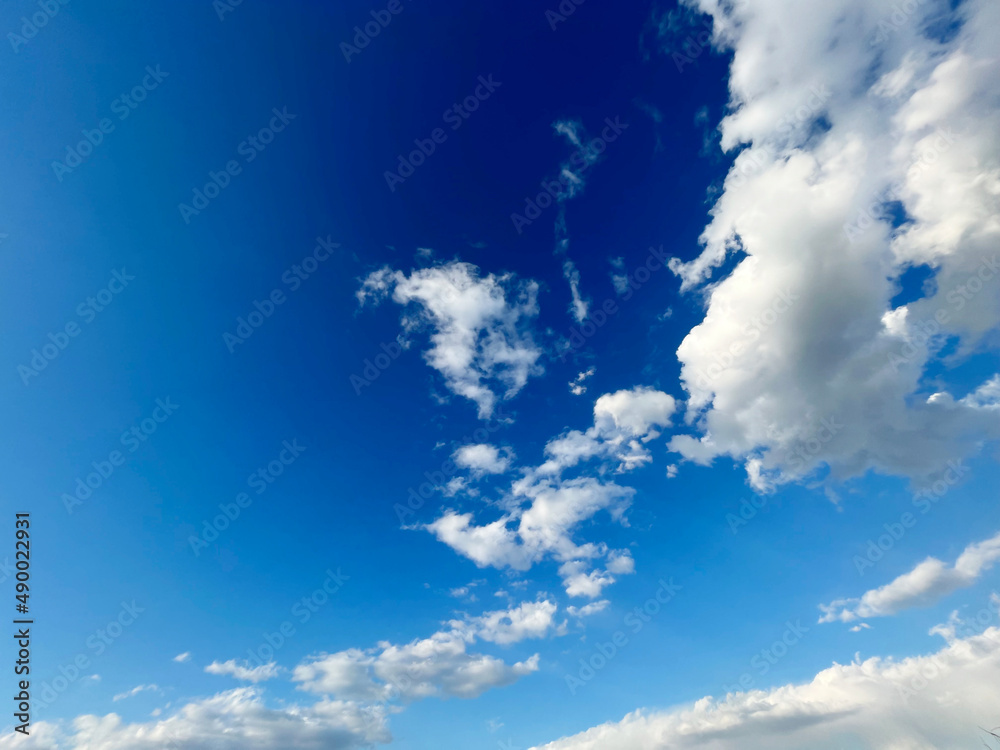 Obraz premium Refreshing blue sky and cloud background material_b_04