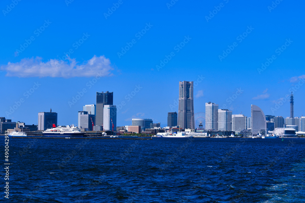 横浜港と横浜みなとみらいのビル群（2021年4月）