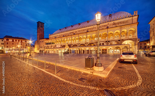 Padwa, rynek Piazza delle Erbe, średniowieczny ratusz pałac Palazzo della Ragione