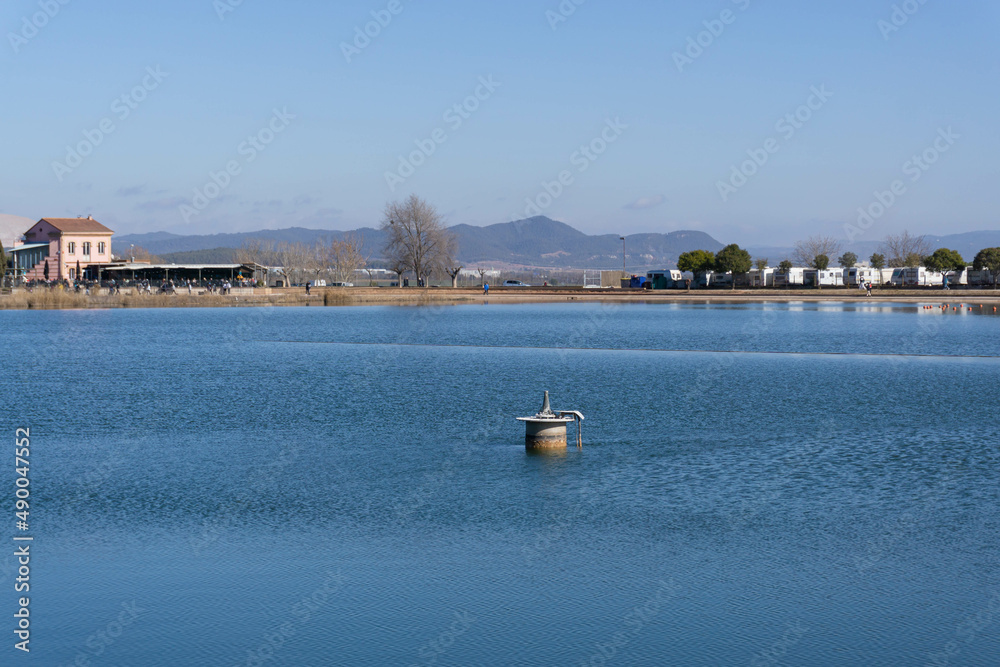 Φωτογραφία Landscape of a metal fountain in the middle of the Parque de l'agulla in Manresa
