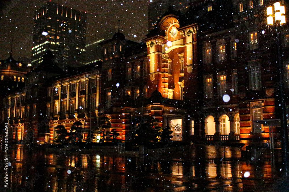 雪降る夜の東京駅