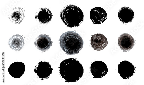 Set de trazos reales hechos a mano con pintura, formas redondas, circulares, conjunto de trazos vectoriales en color negro