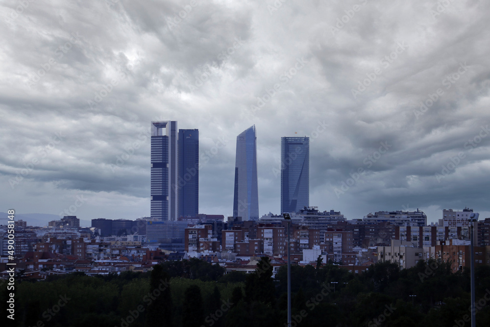 paisaje de ciudad de Madrid con las torres de fondo y un cielo de tormenta