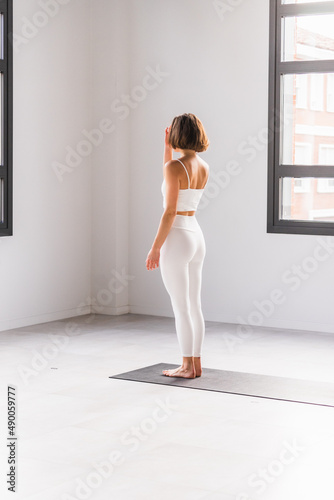 CHICA JOVEN PRACTICANDO YOGA Y MEDITACIÓN
