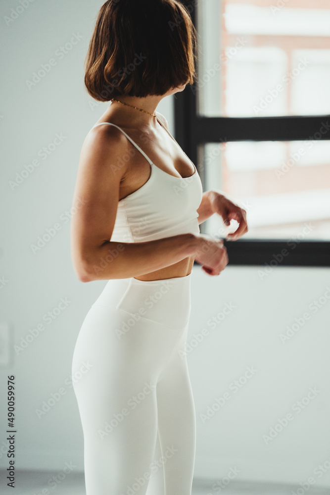 CHICA JOVEN PRACTICANDO YOGA Y MEDITACIÓN
