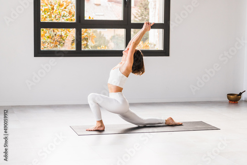 CHICA JOVEN PRACTICANDO YOGA Y MEDITACIÓN