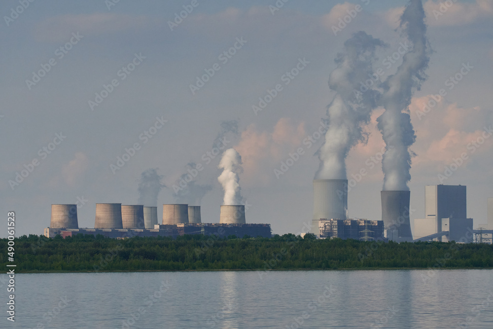 Blick über den Bärwalder See zum Kraftwerk Boxberg	