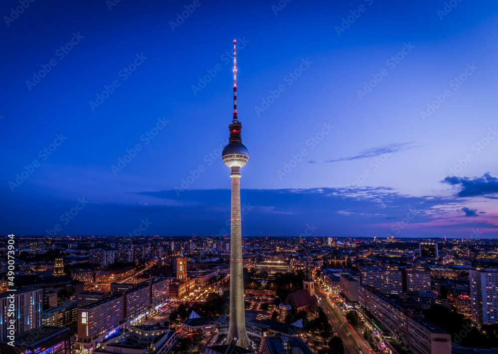 Fototapeta premium Fernsehturm Berlin im Sonnenuntergang 