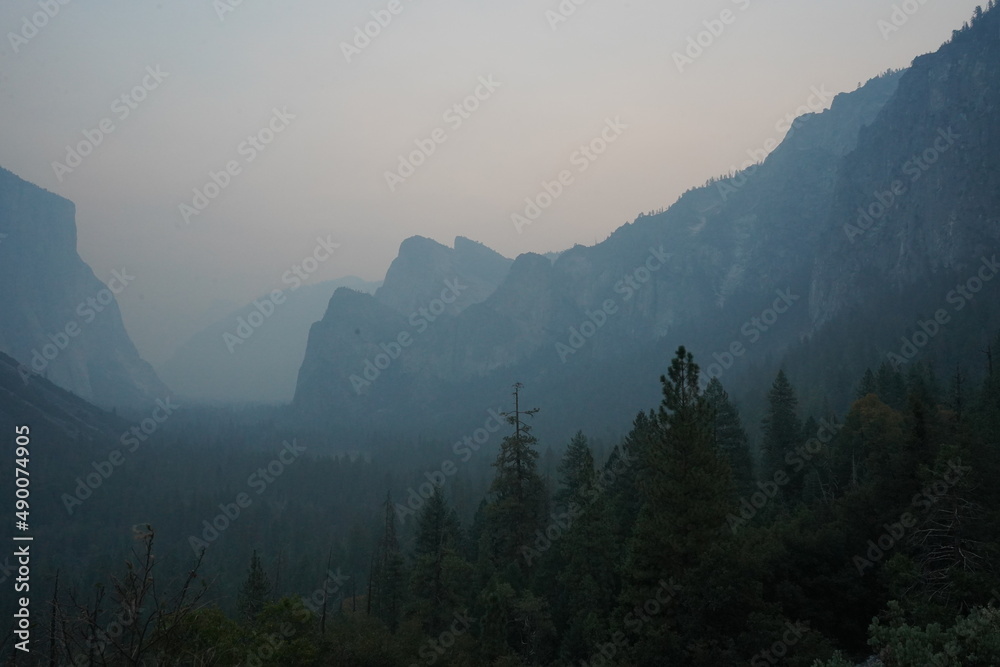 カリフォルニア州　ヨセミテ国立公園　トンネルビュー　早朝