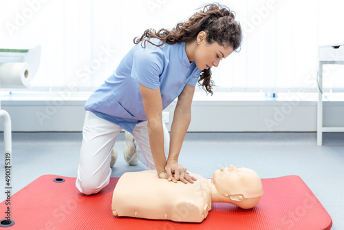 Obraz na płótnie CPR class with instructors talking and demonstrating firt aid, compressions ans reanimation procedure