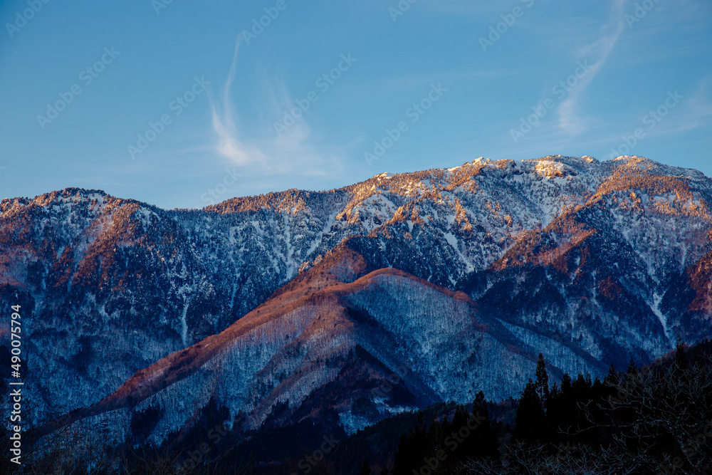 奥飛騨から見た冬の山