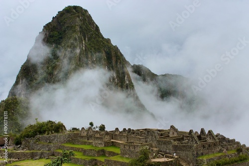 Montaña Machupichu  huayna picchu cerro con niebla en Perú. Paisaje y paseo con niebla photo