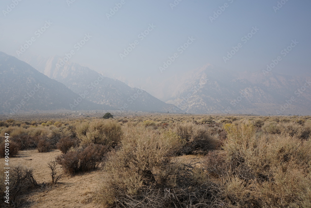 Fototapeta premium カリフォルニア州 シエラネバダ山脈 ホイットニー山 山火事のかすみ