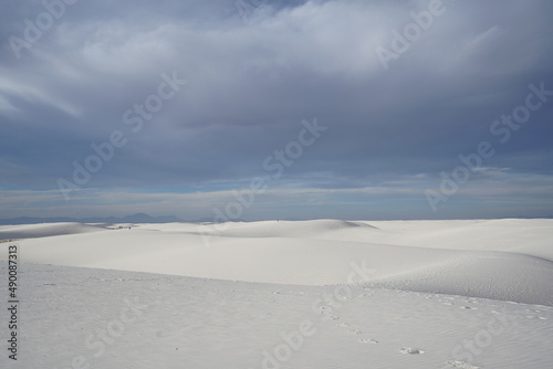 ニューメキシコ州　ホワイトサンズ　白い砂と青空 © Bashi