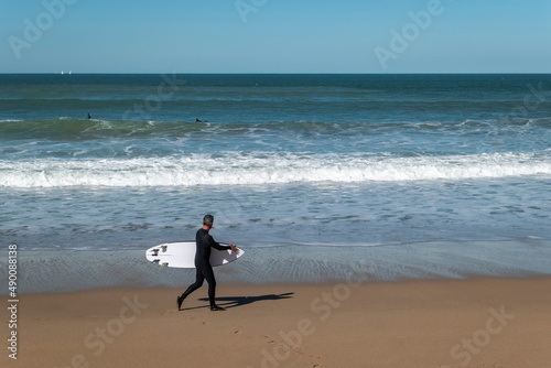 Surfista a preparar-se para surfar nas ondas da praia de Hondartza em Hendaye no País Basco
 photo