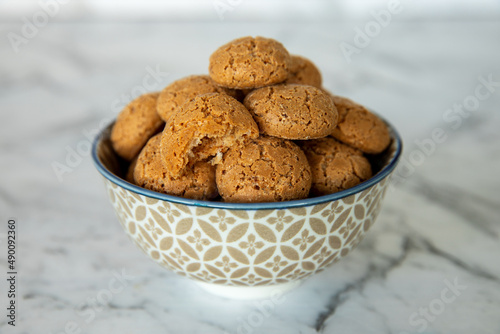 Tableau sur toile Amaretti cookies in bowl