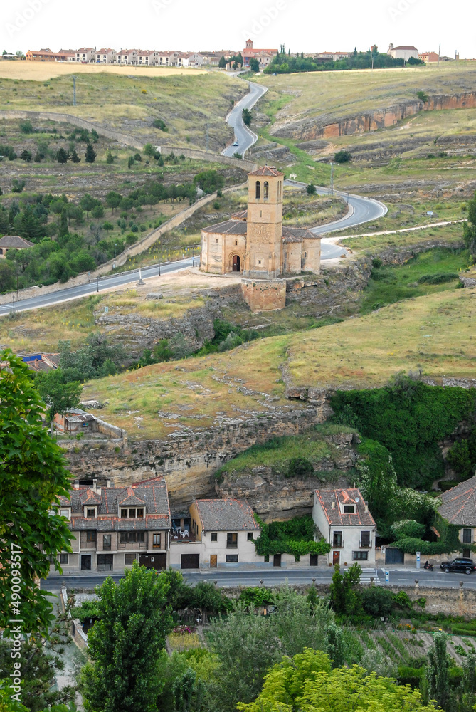 Paisaje rural e iglesia de la Vera Cruz en los exteriores de la ciudad de Segovia en la región de Castilla La Mancha, España