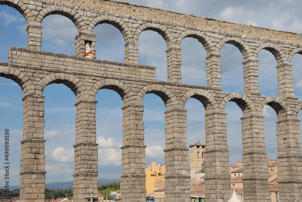 Histórico acueducto romano en la ciudad de Segovia, España