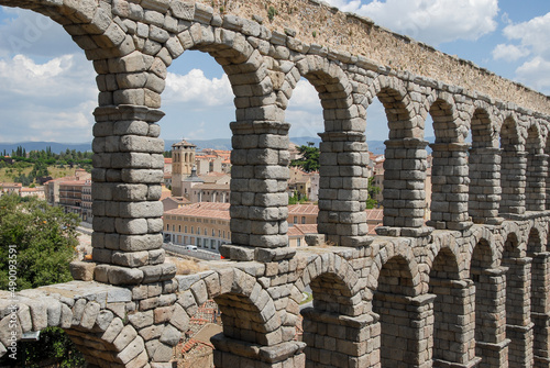 Acueducto romano en el centro histórico de la ciudad de Segovia, en la región de Castilla La Mancha, España