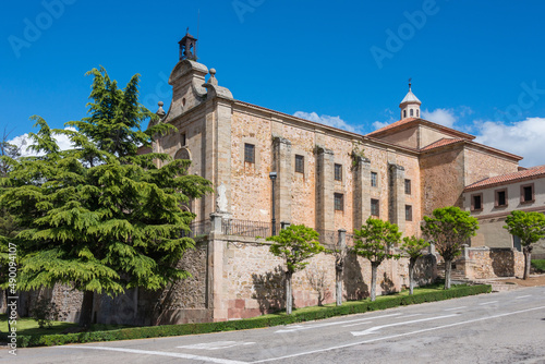 Iglesia y Monasterio de los Jerónimos en el pueblo de Sigüenza en la provincia de Guadalajara, España