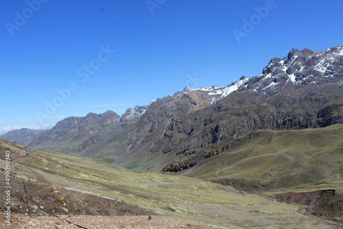 Montaña con nieve en Machupicchu, día soleado, cerro de los siete colores en perú , las 7 maravillas del mundo, vacaciones, montañas, travel in cuzco mountain. 