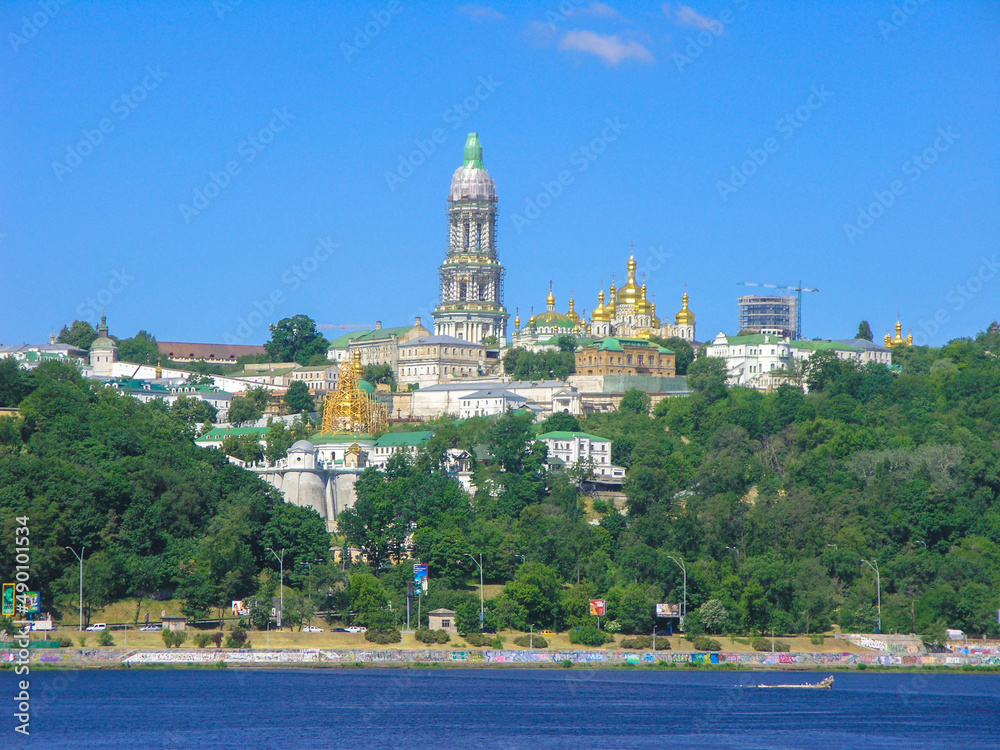 Panorama de Kiev en Ucrania desde el río Dniéper