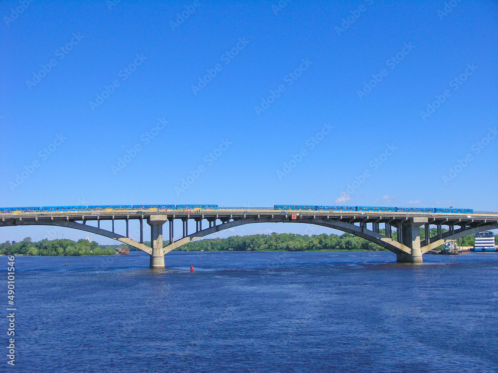 Puente de Kiev en Ucrania desde el río Dniéper