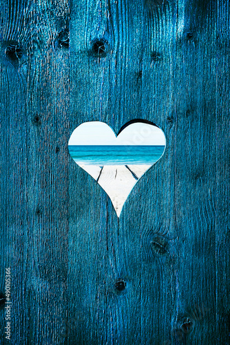 Herz in einer Holzwand mit Blick zum Meer