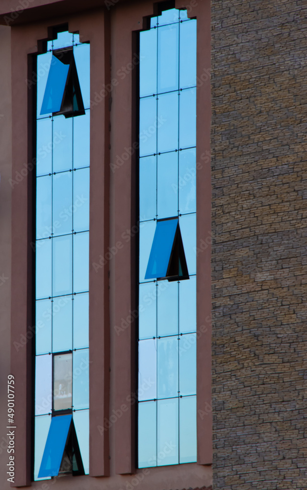 Obraz premium blue window sky reflection in the building