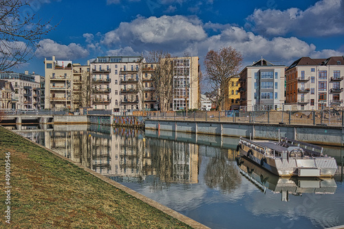 Baustelle Stadthafen Leipzig, Sonne, blauer Himmel