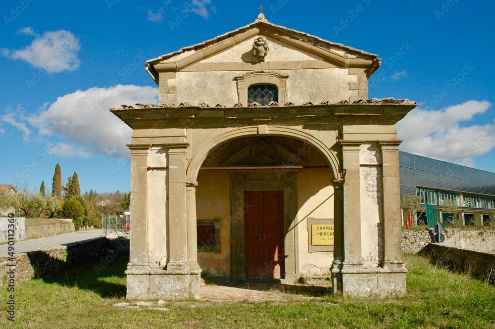 Chiesetta antica all'ngresso della cittadina di Radda in Chianti . territorio del vino rosso CHianti DOC CG