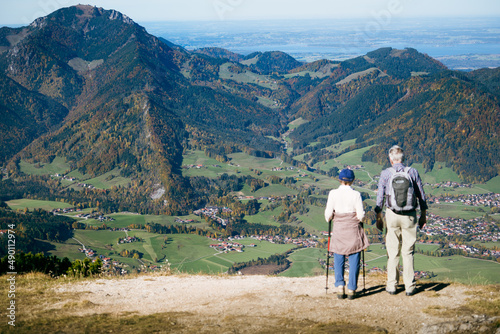 Zwei Wanderer blicken vom Berg ins Tal